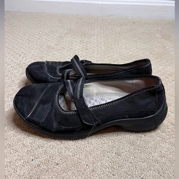 Clarks Mary Janes Flats in Black Size 8.5 - Picture 2 of 6